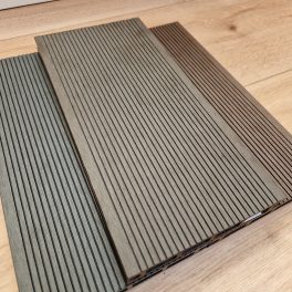 WPC kerítés bordázott gesztenyebarna 2,9m léc